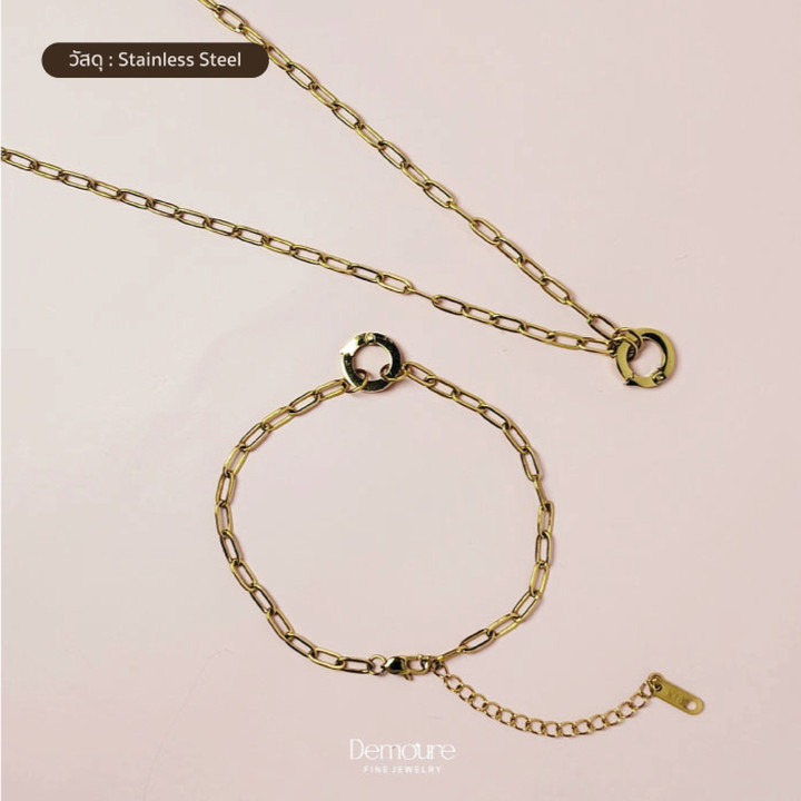 Collar con dije de acero inoxidable: duradero y resistente al deslustre.