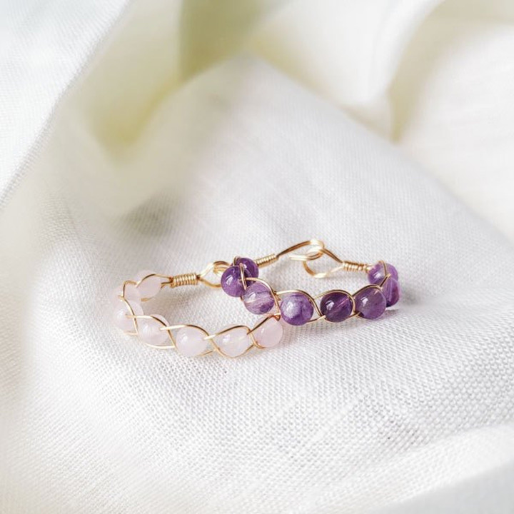 Anillo amuleto de la suerte con piedras dobladas en alambre para atraer la buena fortuna.