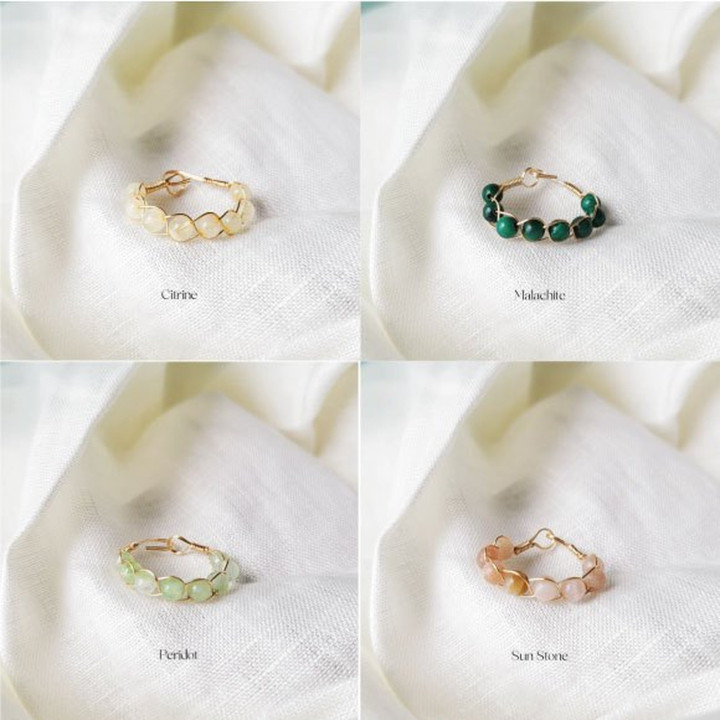 Anillo amuleto de la suerte con piedras dobladas en alambre para atraer la buena fortuna.