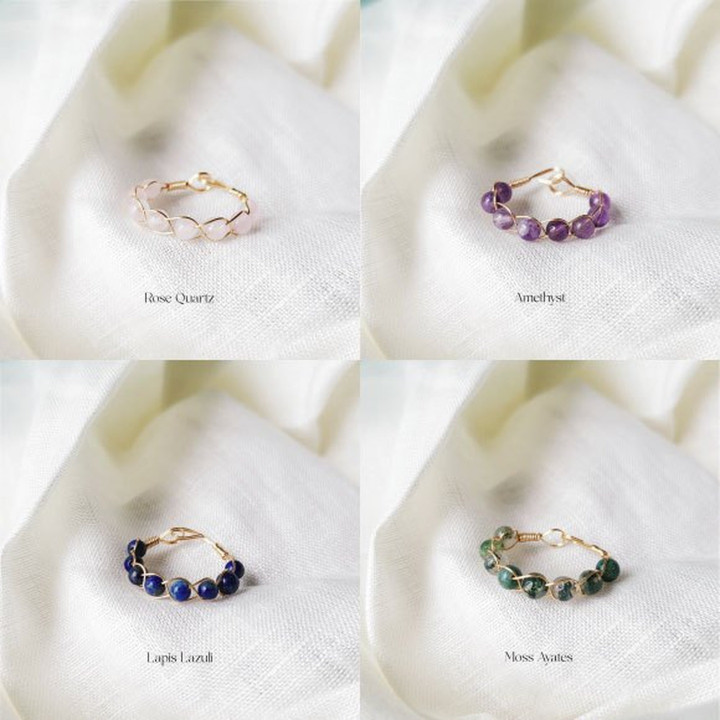 Anillo amuleto de la suerte con piedras dobladas en alambre para atraer la buena fortuna.