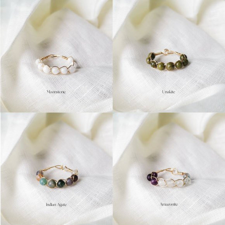 Anillo amuleto de la suerte con piedras dobladas en alambre para atraer la buena fortuna.