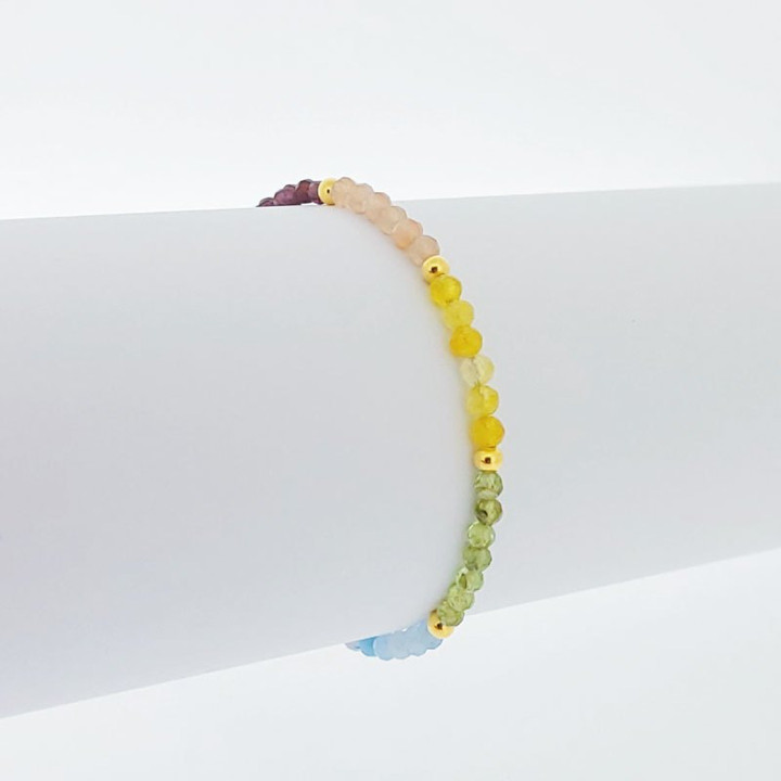 Pulsera de plata de ley con chakras para la sanación energética.