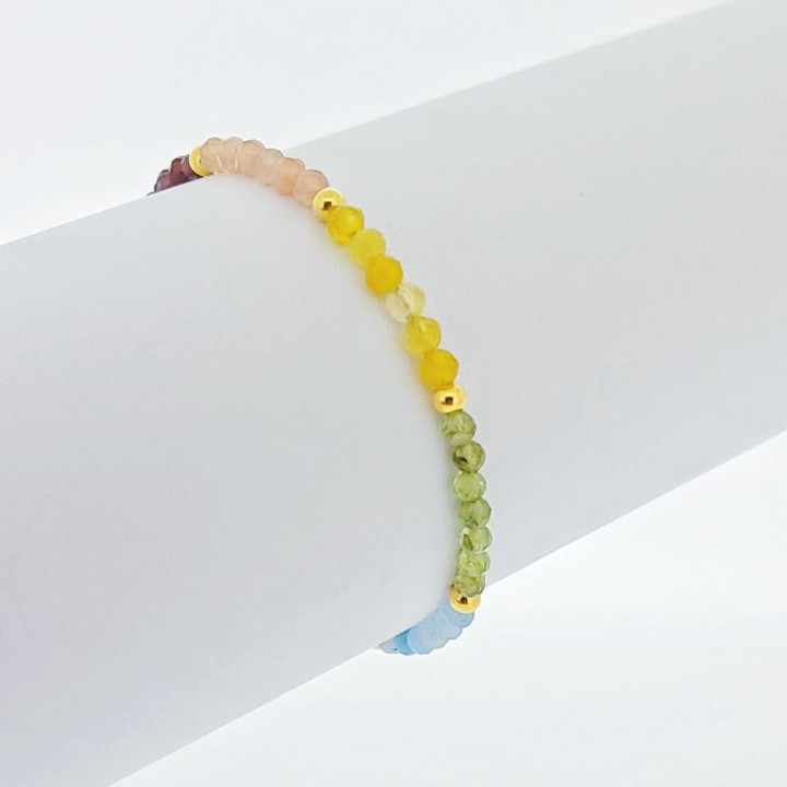 Pulsera de plata de ley con chakras para la sanación energética.