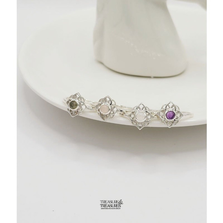 Anillo de plata de ley con piedra de la suerte - Tesoros y tesoros