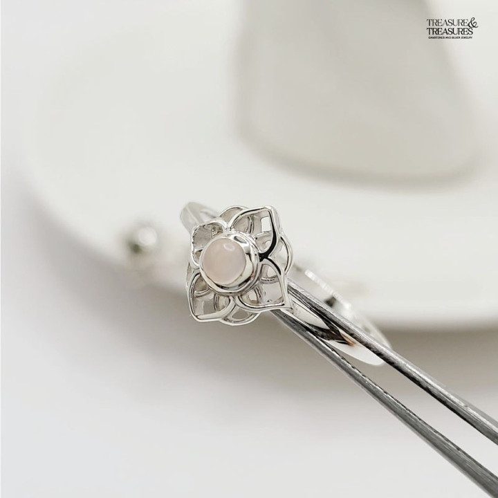 Anillo de plata de ley con piedra de la suerte - Tesoros y tesoros