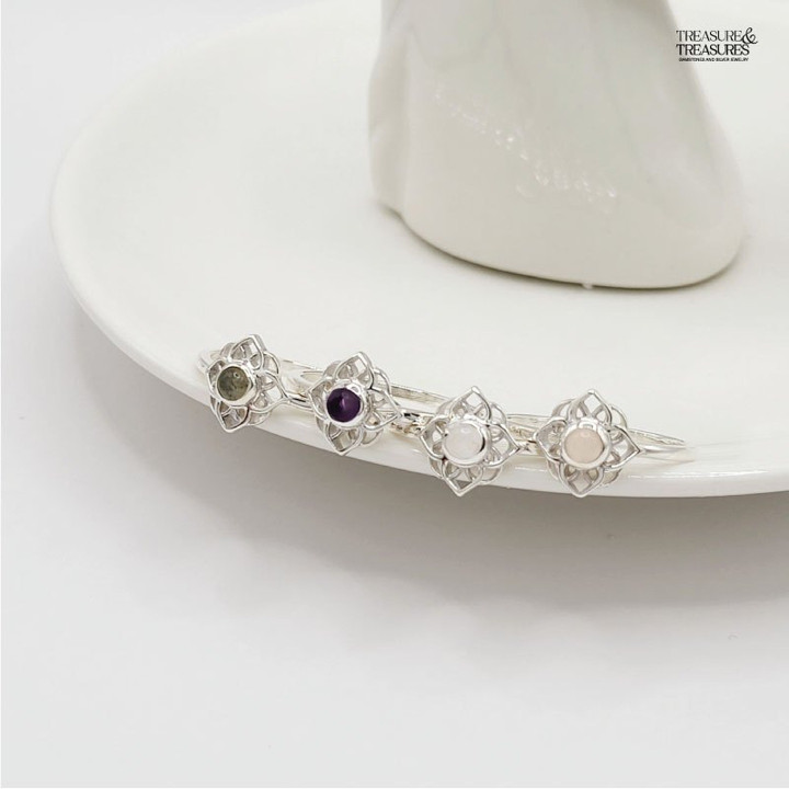 Anillo de plata de ley con piedra de la suerte - Tesoros y tesoros