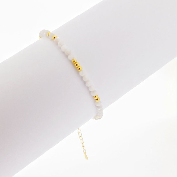 Collar de plata de ley con piedra lunar: atrae el amor y el encanto.