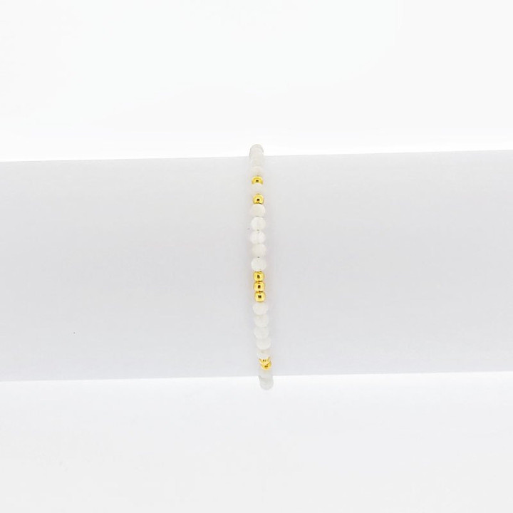 Collar de plata de ley con piedra lunar: atrae el amor y el encanto.