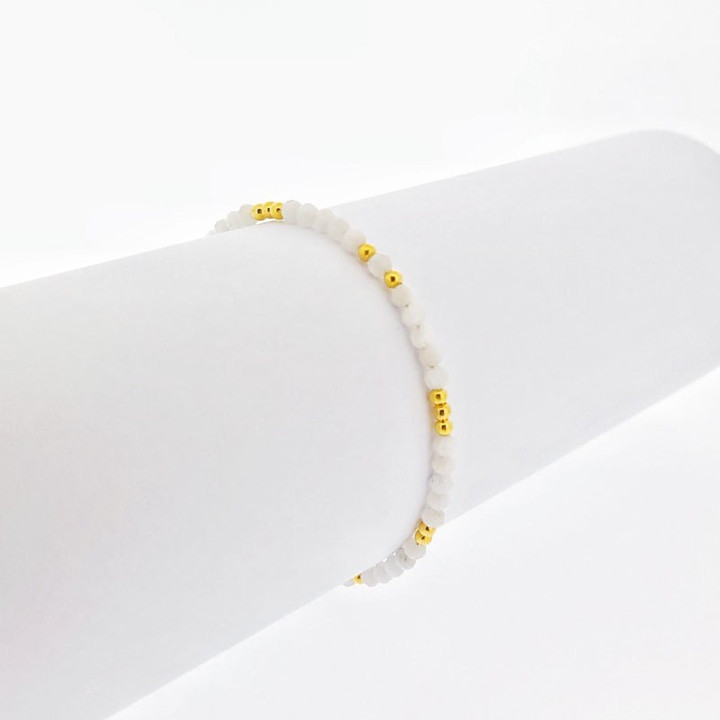 Collar de plata de ley con piedra lunar: atrae el amor y el encanto.