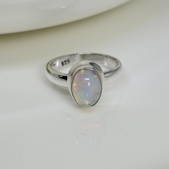 Strahlender Opalring: Symbol der Liebe und Hoffnung