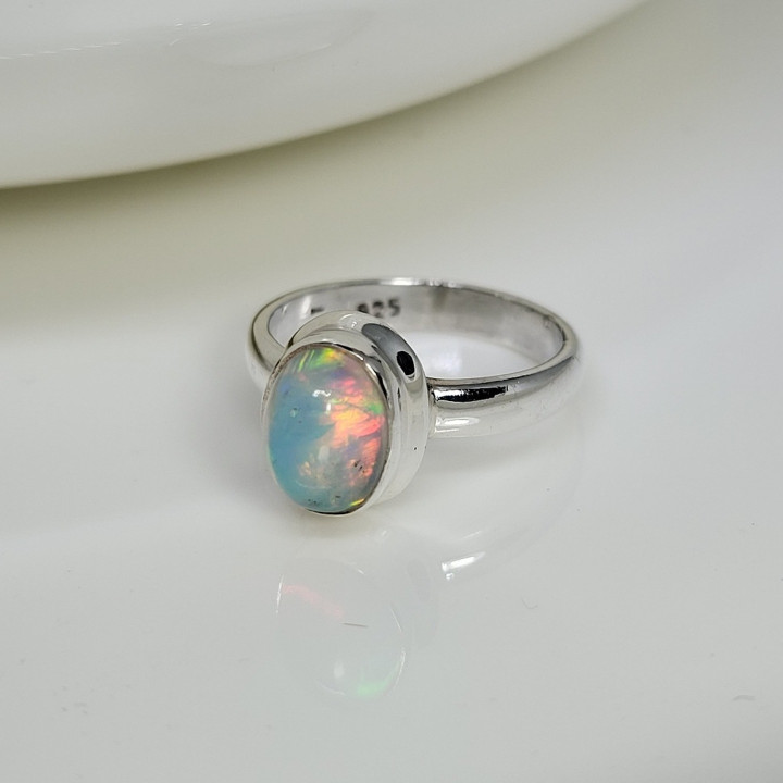 Strahlender Opalring: Symbol der Liebe und Hoffnung
